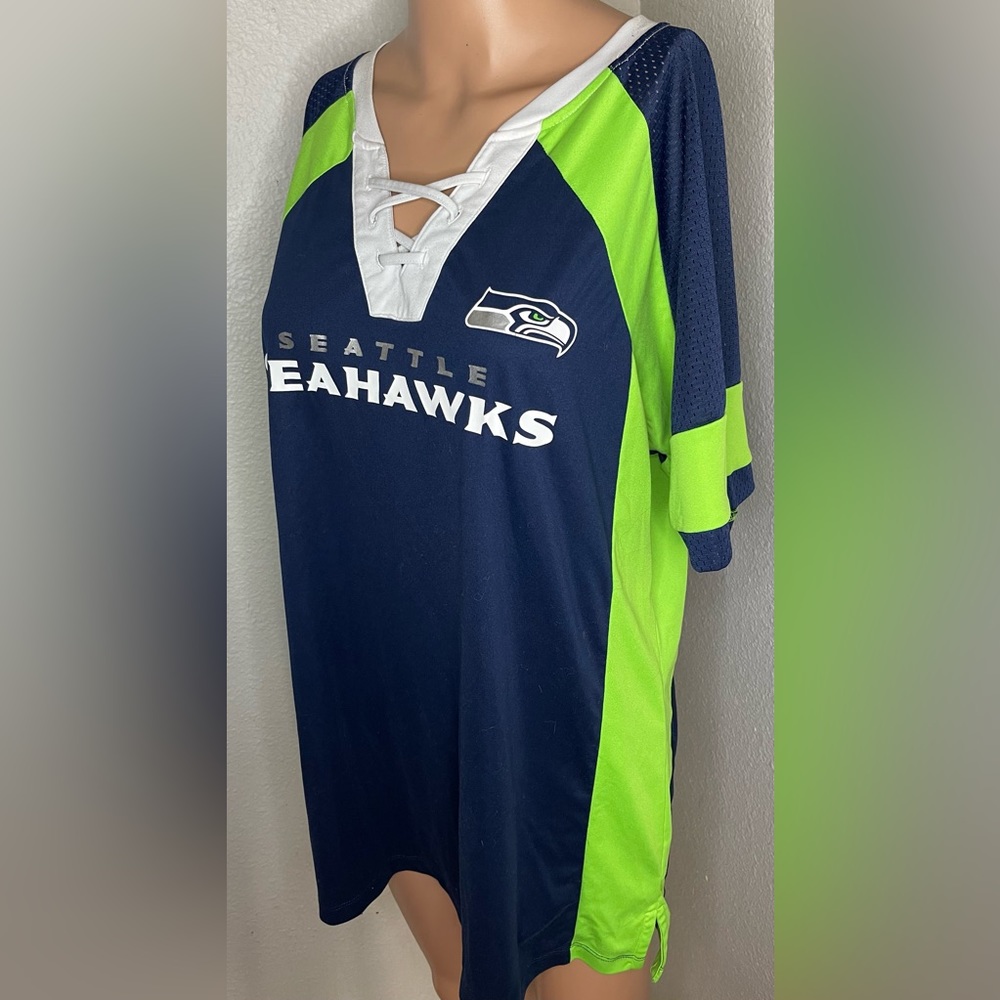 Seattle Seahawks Women's V-Neck T-Shirt. NFL Apparel. Size XL